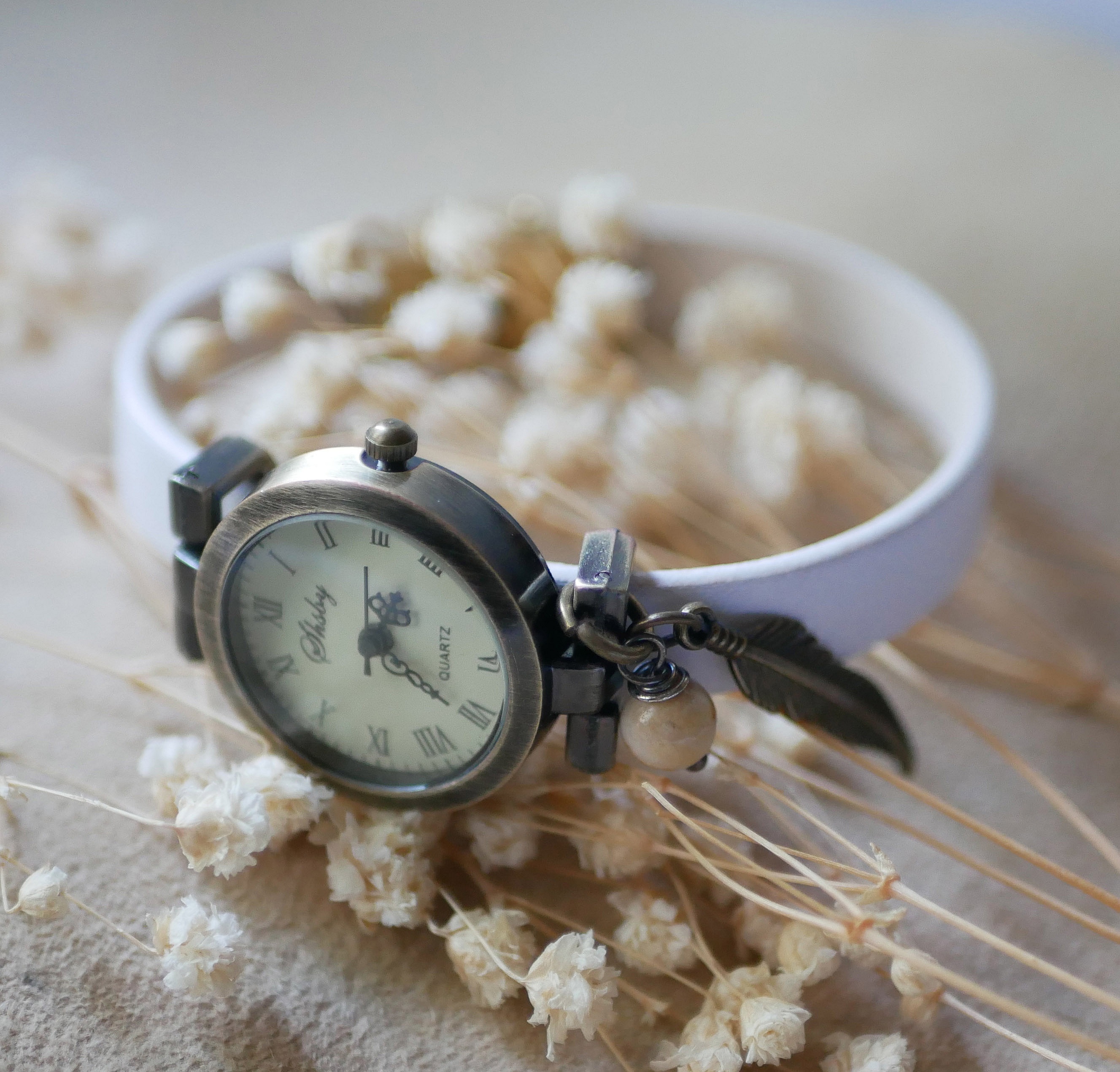 Uhr mit bronzefarbenem Zifferblatt und anpassbarem Lederarmband