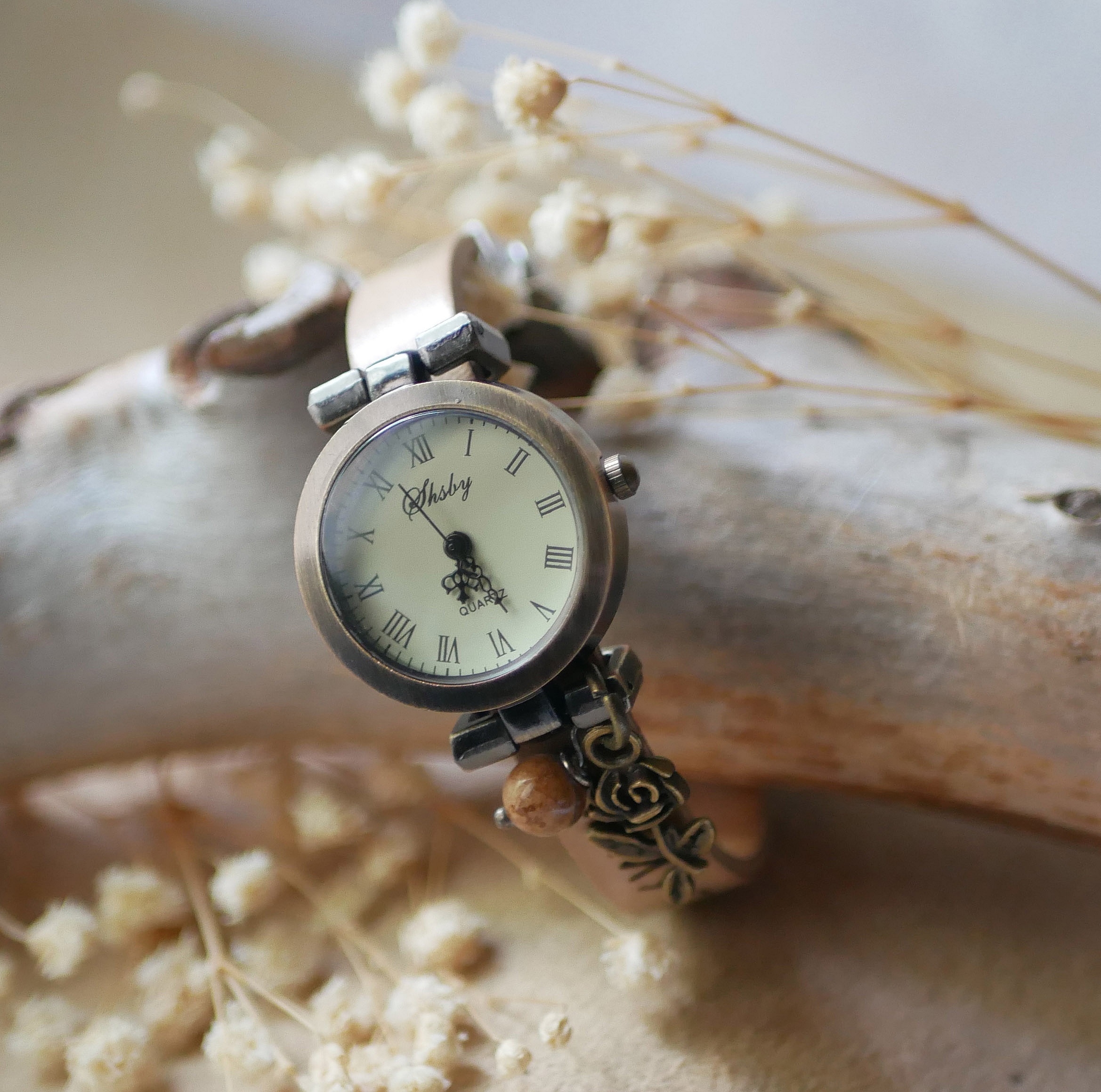 Uhr mit bronzefarbenem Zifferblatt und anpassbarem Lederarmband