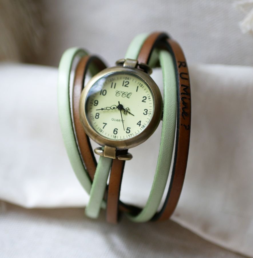 Großhandel Uhr mit Vintage-Bronze-Zifferblatt und personalisiertem Triple-Turn-Lederarmband