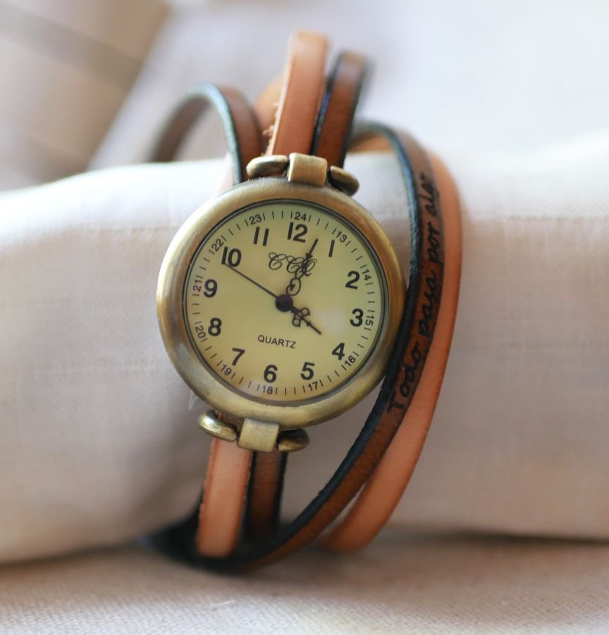 Großhandel Uhr mit Vintage-Bronze-Zifferblatt und personalisiertem Triple-Turn-Lederarmband