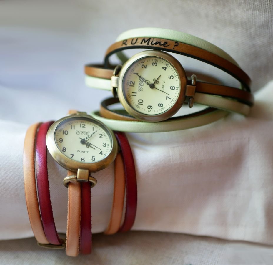 Großhandel Uhr mit Vintage-Bronze-Zifferblatt und personalisiertem Triple-Turn-Lederarmband