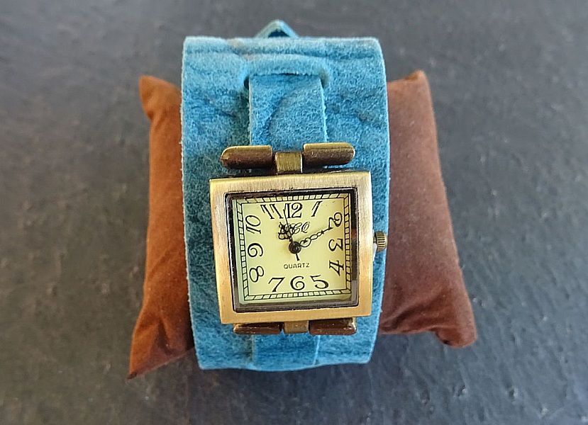 Montre carrée vintage avec bracelet manchette en cuir bleu.