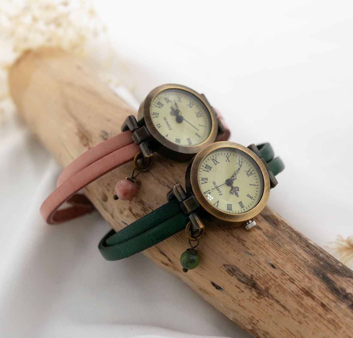 Damenuhr mit doppeltem Armband aus feinem Leder, Farbe nach Wahl 