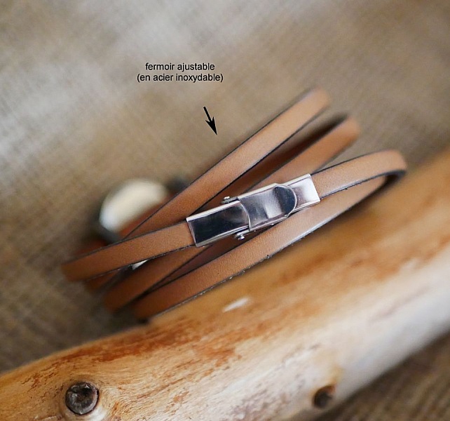 Bracelet en cuir personnalisable avec fermoir ajustable en acier.