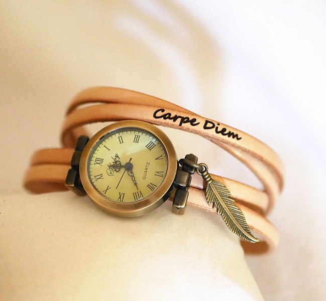 Montre bracelet en cuir personnalisable avec inscription Carpe Diem.
