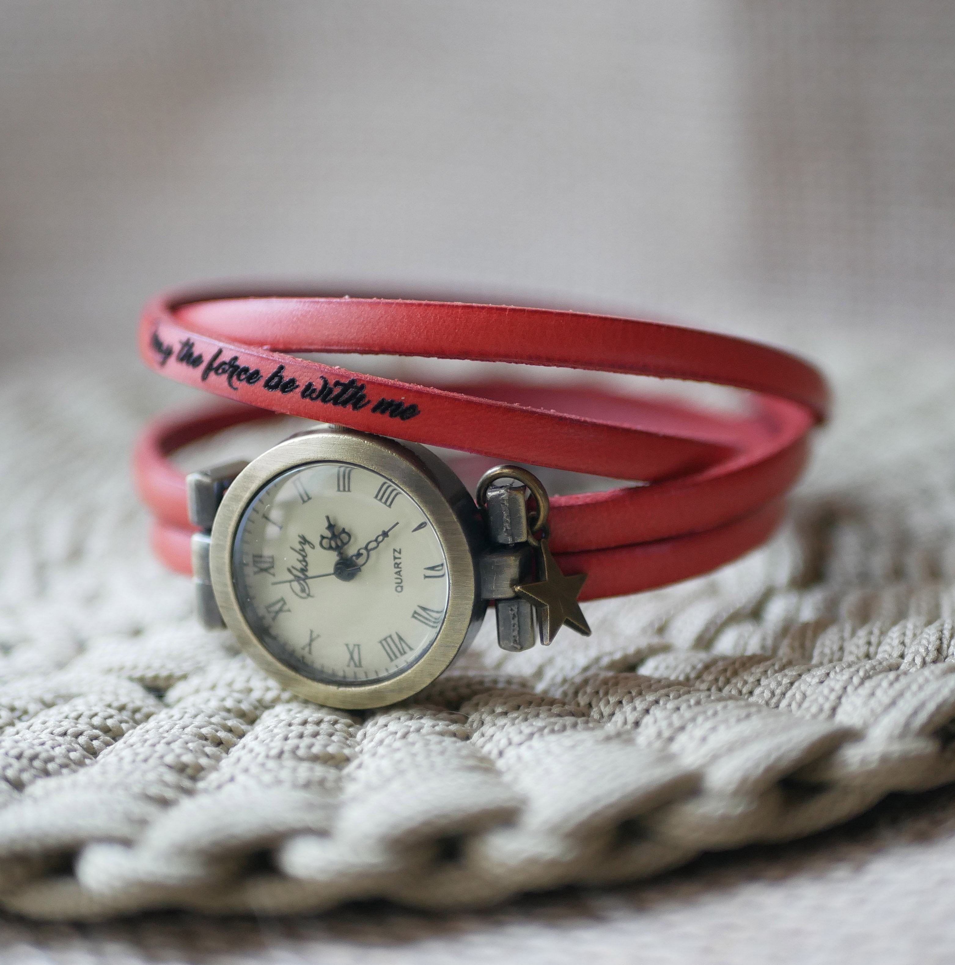 Montre bracelet en cuir rouge personnalisable avec inscription.