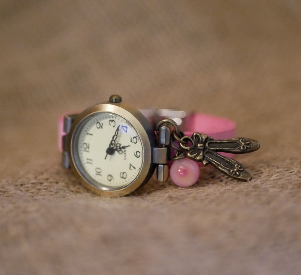 Mädchenuhr aus rosafarbenem Leder mit Charm am verstellbaren Armband