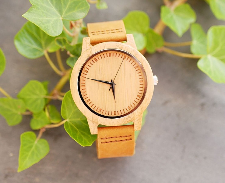 Montre homme bois clair sur bracelet cuir &agrave; personnaliser