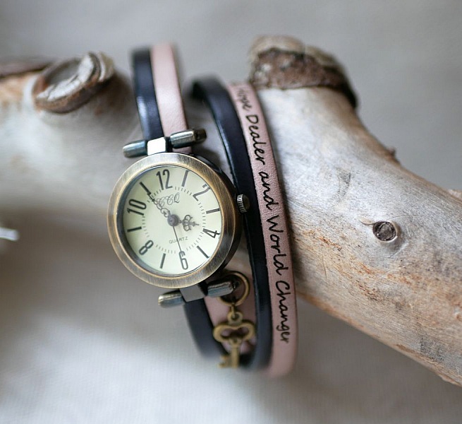 Personalisierbare Uhr mit bronzefarbenem Zifferblatt und arabischen Ziffern auf Duolederarmband mit 2 Umdrehungen 