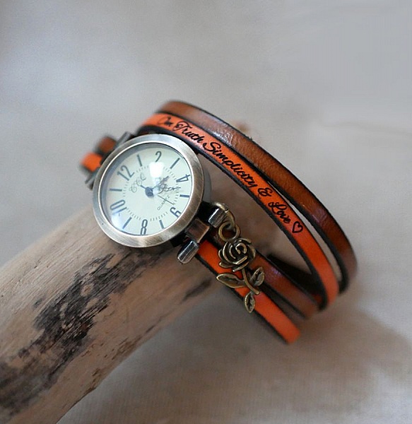 Personalisierbare Uhr mit bronzefarbenem Zifferblatt und arabischen Ziffern auf Duolederarmband mit 2 Umdrehungen 