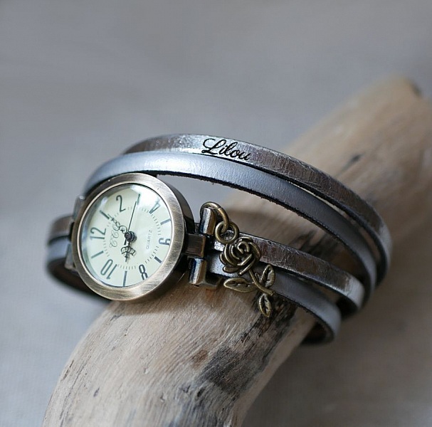 Personalisierbare Uhr mit bronzefarbenem Zifferblatt und arabischen Ziffern auf Duolederarmband mit 2 Umdrehungen 