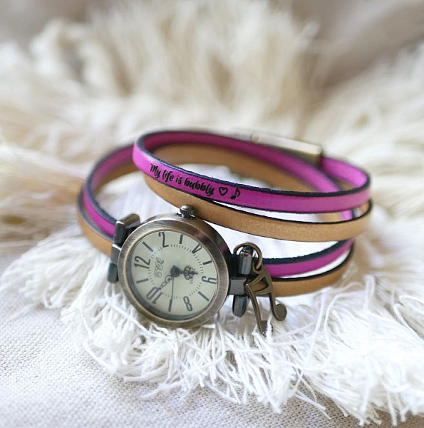 Personalisierbare Uhr mit bronzefarbenem Zifferblatt und arabischen Ziffern auf Duolederarmband mit 2 Umdrehungen 