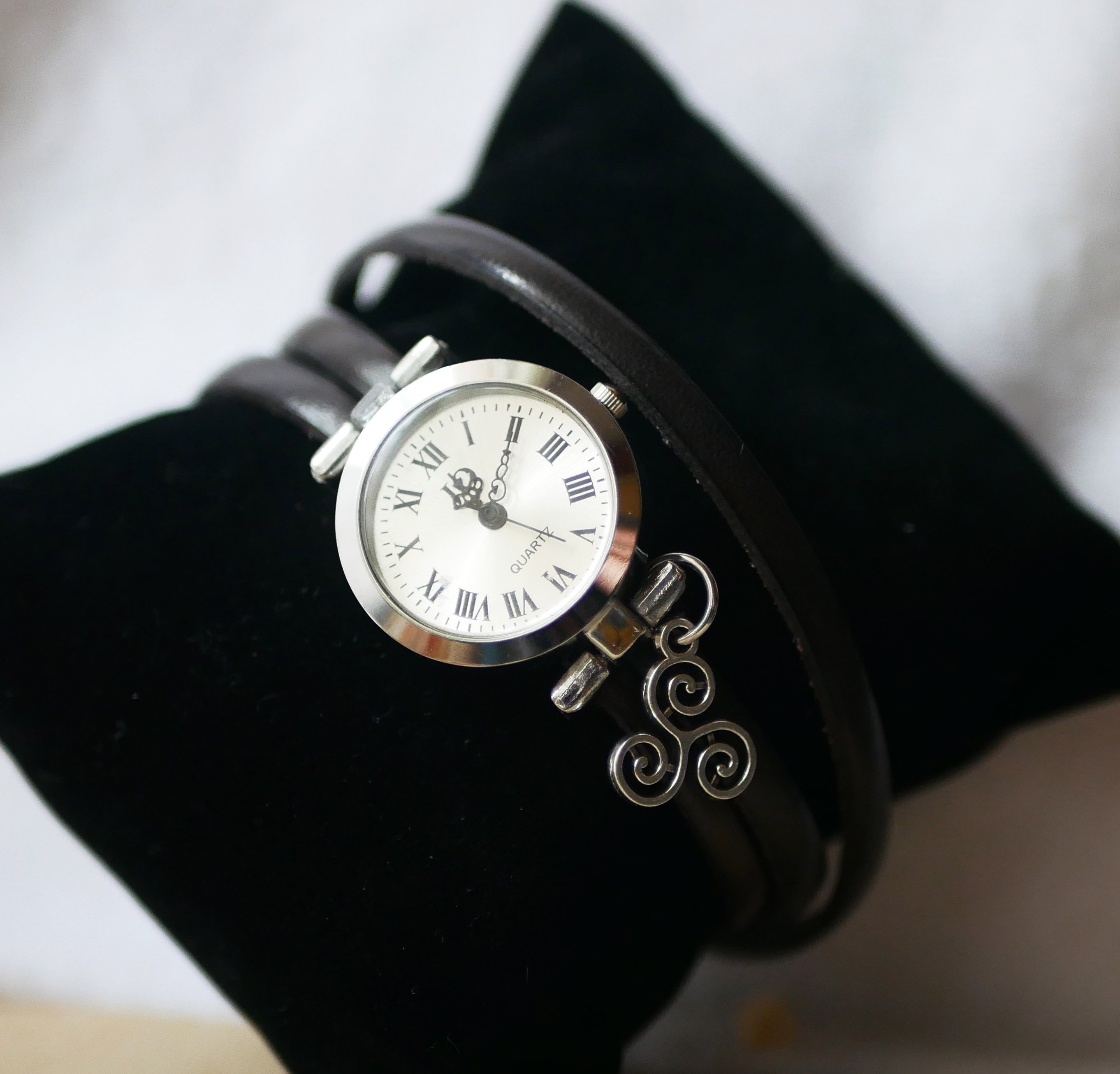 Uhr zum Selbstgestalten mit Lederarmband 3 T&uuml;rme Leder silbernes Zifferblatt mit Anh&auml;nger 