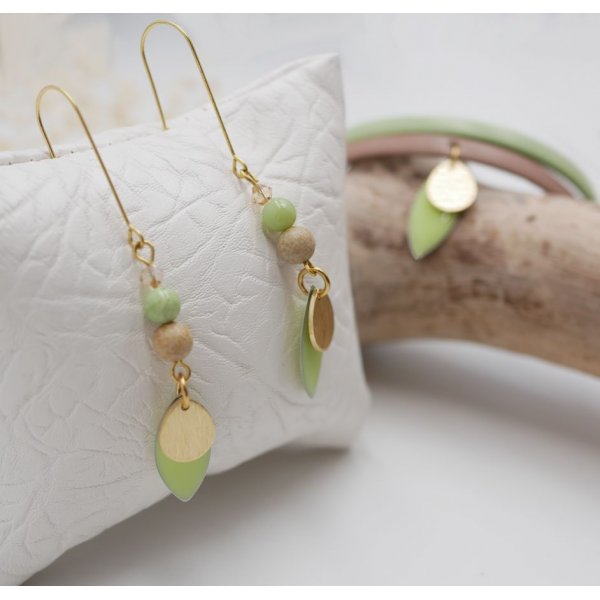 Set aus Ohrringen und Lederarmband mit mandelgr&uuml;nen Pailletten