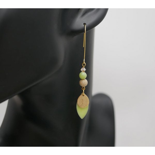 Set aus Ohrringen und Lederarmband mit mandelgr&uuml;nen Pailletten