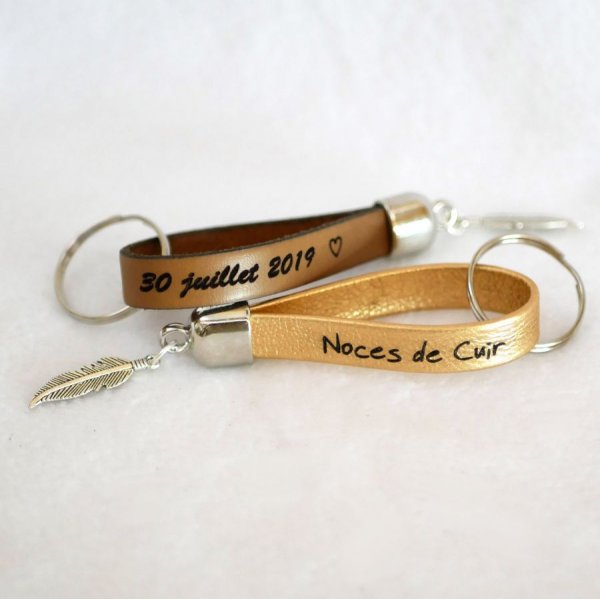 Schl&uuml;sselanh&auml;nger aus Leder, um durch Gravur mit Anh&auml;nger nach Wahl personalisiert werden