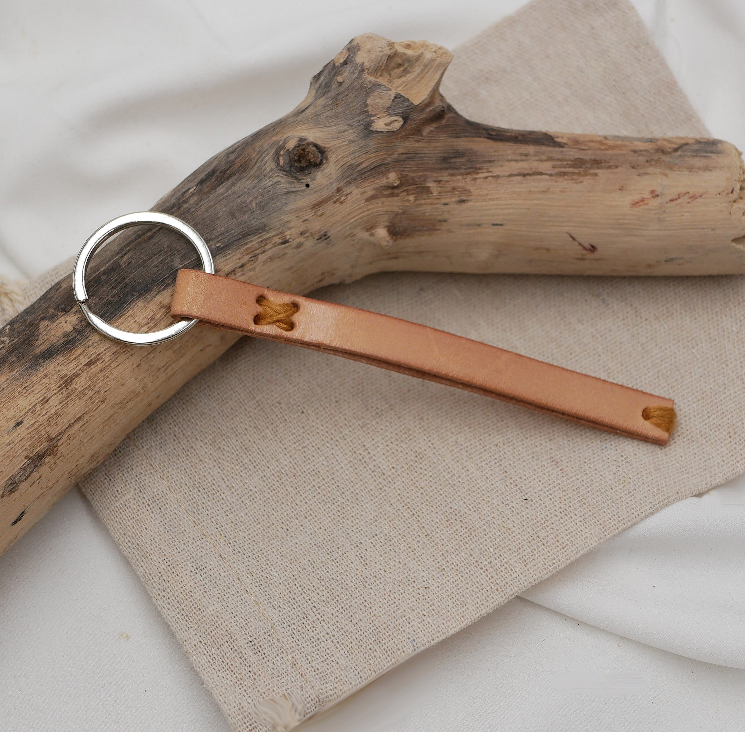 Schl&uuml;sselanh&auml;nger aus handgefertigtem Leder, personalisierbar, handgen&auml;ht