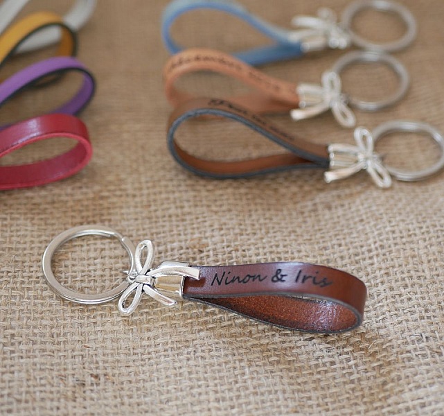 Porte-clefs en cuir personnalisés avec pendentif nœud papillon.