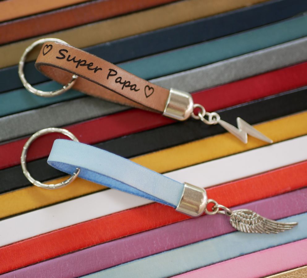 Schlüsselanhänger aus Leder, um durch Gravur mit Anhänger nach Wahl personalisiert werden