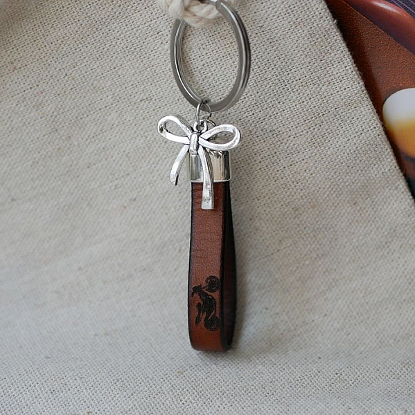 Porte-clefs en cuir personnalisés avec pendentif nœud papillon.