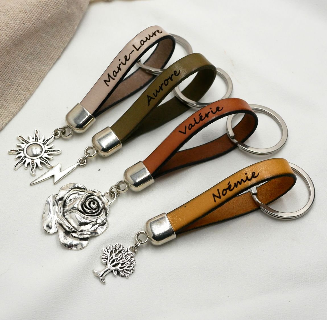Schlüsselanhänger aus Leder, um durch Gravur mit Anhänger nach Wahl personalisiert werden