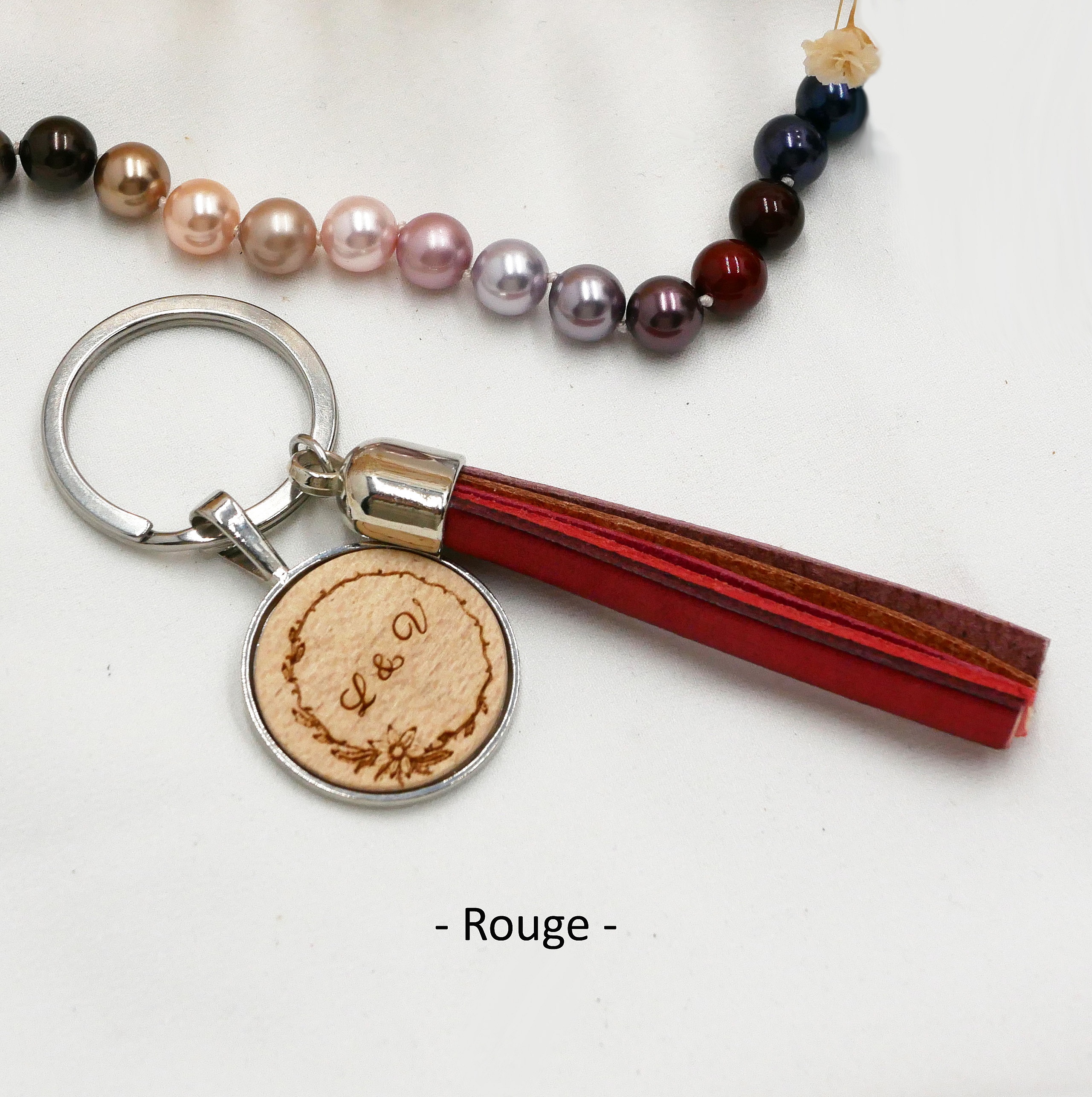 Schl&uuml;sselanh&auml;nger Schmuck Leder und Holz personalisierte Leder Pompon und Cabochon eingraviert