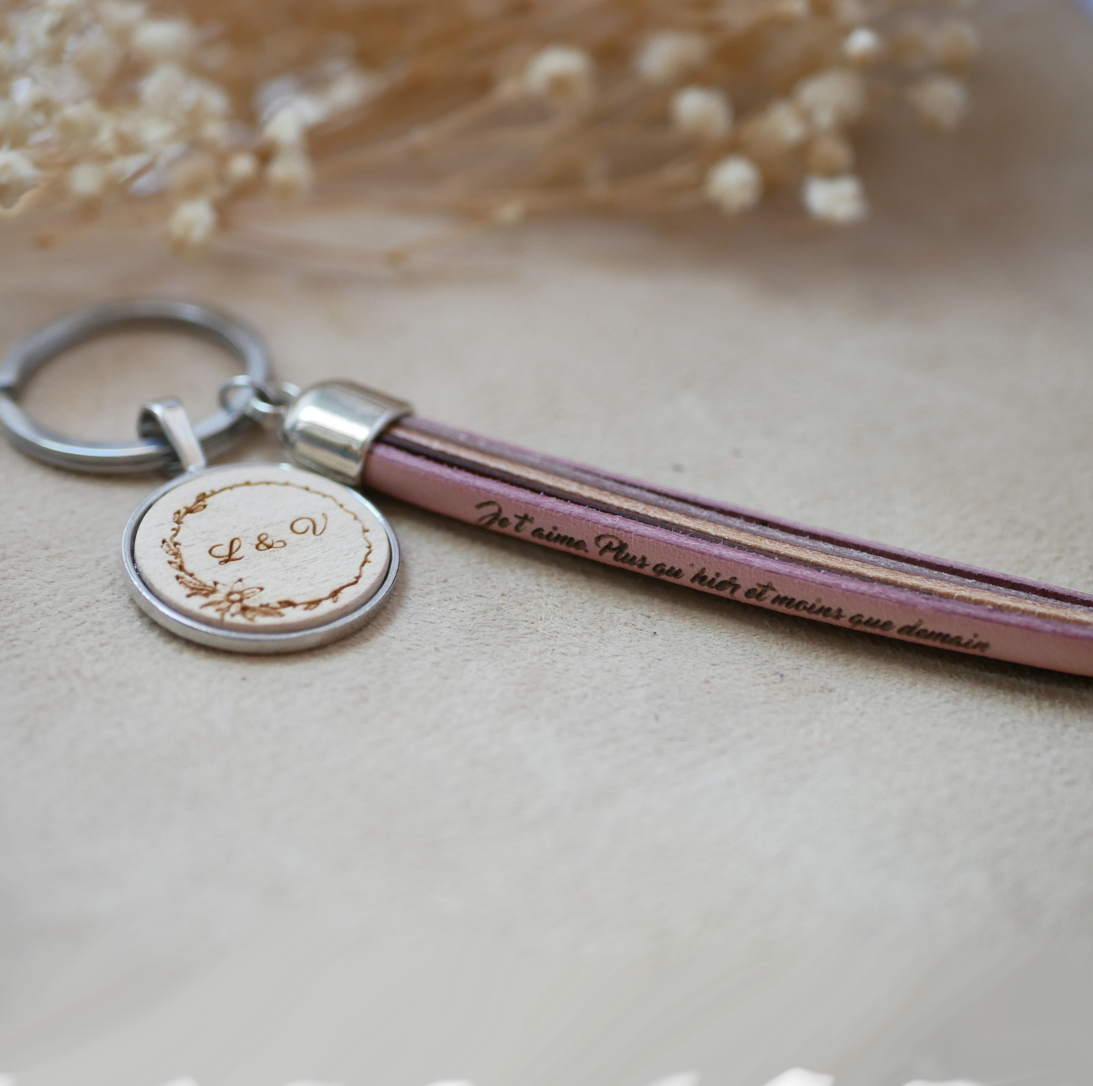 Schl&uuml;sselanh&auml;nger Schmuck Leder und Holz personalisierte Leder Pompon und Cabochon eingraviert