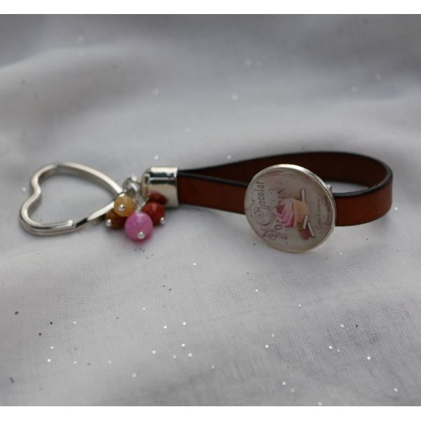 Schl&uuml;sselanh&auml;nger oder Taschenschmuck mit Cabochon-Thema Schokolade aus Leder und Perlen