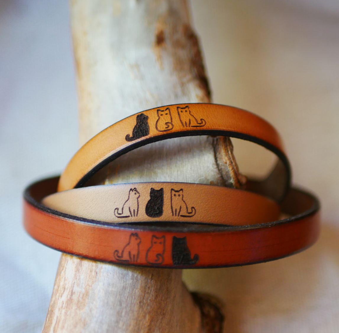 Trio von Lederarmbändern personalisiert durch Gravur mit Designs nach Wahl