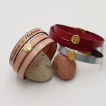 Personalisiertes Lederarmband mit einem goldenen Lebensbaum verziert 