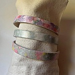 Bracelet cuir femme peint couleurs pastels personnalisable par gravure int&eacute;rieure