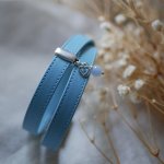 Doppeltes Armband aus hellblauem Leder mit Steppn&auml;hten und Anh&auml;nger nach Wahl