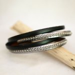 Doppeltes Lederarmband mit grauem Metallic-Gravur und silbernen Kugeln, anpassbar