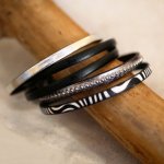 Set aus Lederarmbändern zum Stapeln, anpassbar in Schwarz- und Silbertönen