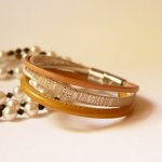 Manschettenarmband aus Multi-Leder Beige und Gold