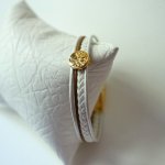 Manschettenarmband aus weißem und vergoldetem Leder mit Lebensbaum-Cabochon