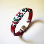 Florâme-Armband mit Kirschfruchtband auf rotem Leder
