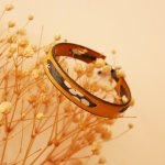 Florâme-Armband mit Liberty-Band Misti grau auf senffarbenem Leder