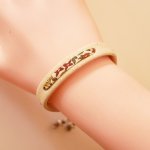 Armband Flor&acirc;me Vegetal mit Liberty-Band Ava auf wei&szlig;em Kork