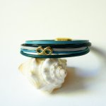 Multi-Link-Armband aus blau getöntem Leder mit goldenem Infinir-Dekor