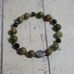 Armband aus länglicher Stahlperle und Perlen aus Unakite-Naturstein 