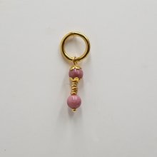 Solo-Ohrring mit rosa Rhodonitperlen und breitem Goldring
