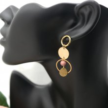 Solo Ohrring mit vergoldeten Kreisen und Ringen und einer rosa Rhodonitperle