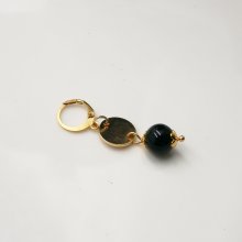 Solo Ohrring mit runder schwarzer Perle