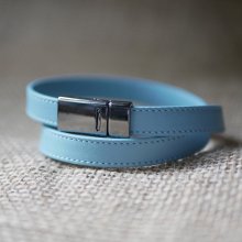 Double-Turn-Lederarmband mit Steppnähten an der silberfarbenen T-Schließe, anpassbar