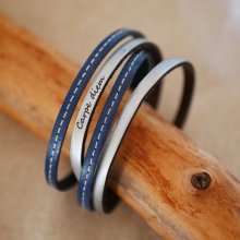 Armband aus blauem Doppelleder mit Steppnähten und Farbe nach Wahl zum Selbstgestalten durch Gravur