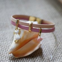 Duo-Lederarmband mit goldenen Katzen- und rosafarbenen Charms 