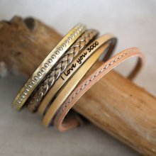 Set aus Lederarmbändern zum Stapeln, anpassbar in Gold- und Metallictönen