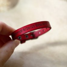 Herrenarmband aus rotem Leder zu personalisieren durch Gravur