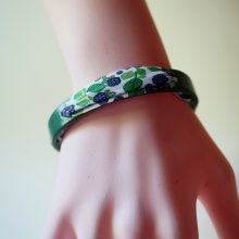 Florâme-Armband mit Brombeerband auf grünem Leder